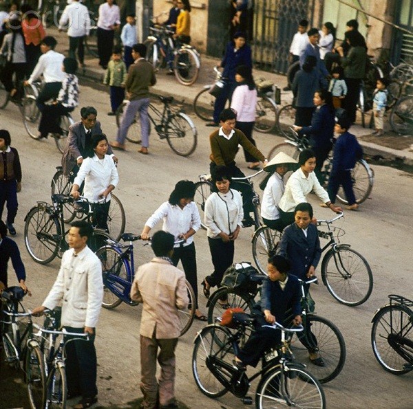 Phố xá Hà Nội nhộn nhịp với đa số phương tiện giao thông là những chiếc xe đạp. Phục trang của người đi đường giản dị với những tông màu trắng, nâu, chàm…